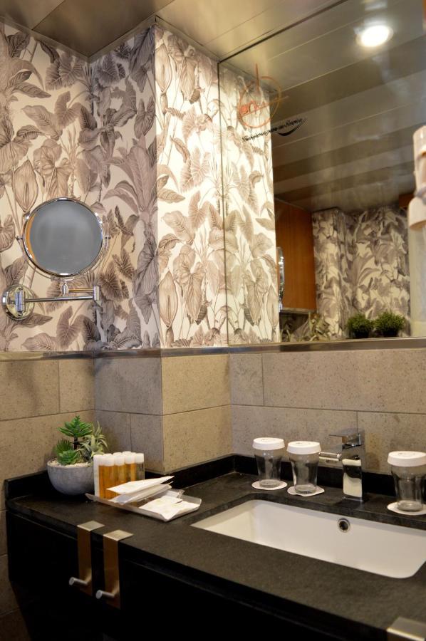 On Suites Sevilla Apartments Designed For Adults Exteriör bild