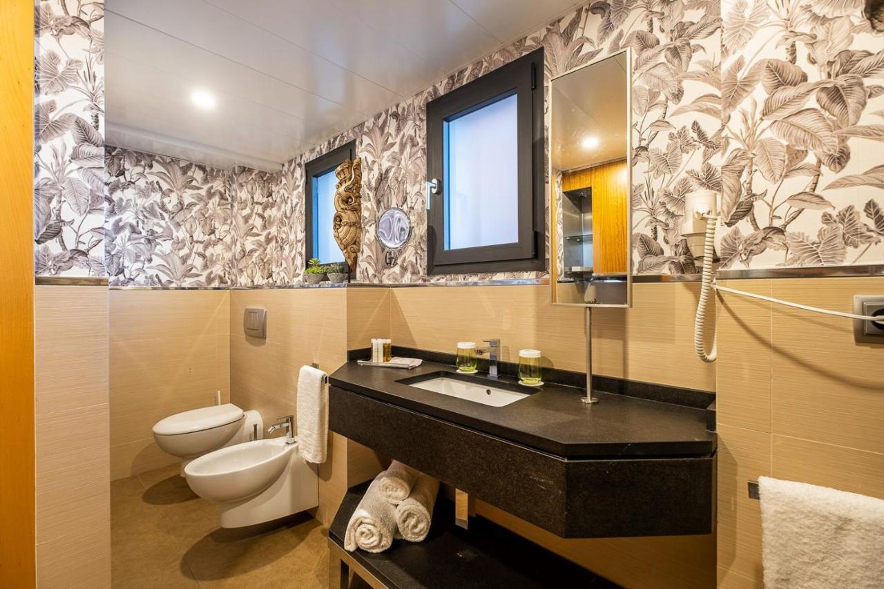 On Suites Sevilla Apartments Designed For Adults Exteriör bild
